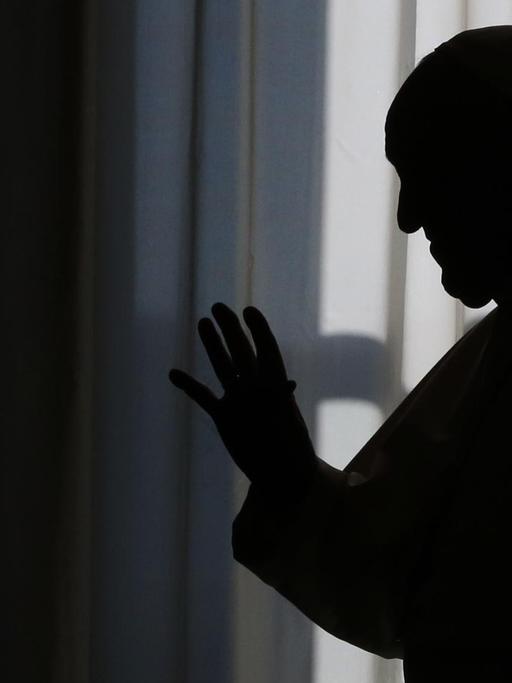 Die Silhouette von Papst Franziskus vor einem Fenster bei einer Audienz im Vatikan am 22. Februar 2020 in Rom.