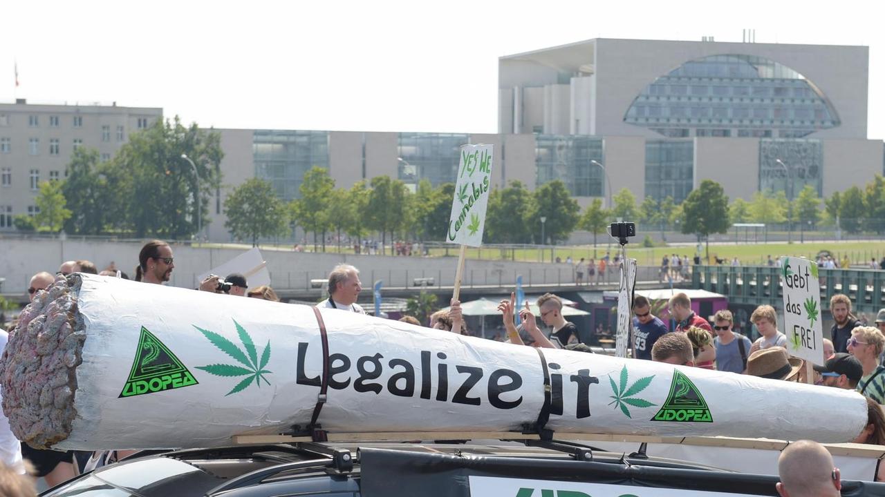 "Legalize it" steht am 08.08.2015 in Berlin bei der Hanfparade auf einem überdimensionalen Joint geschrieben. "Legalize it" steht am 08.08.2015 in Berlin bei der Hanfparade auf einem überdimensionalen Joint geschrieben.