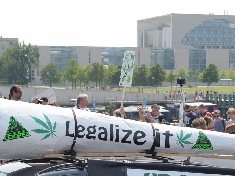 "Legalize it" steht am 08.08.2015 in Berlin bei der Hanfparade auf einem überdimensionalen Joint geschrieben.