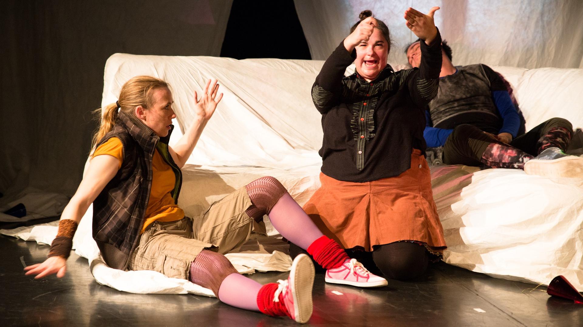 Szene aus dem Theaterstück "Wach" in Laut- und Gebärdensprache von Wera Mahne. Szene aus dem Theaterstück "Wach" in Laut- und Gebärdensprache von Wera Mahne.