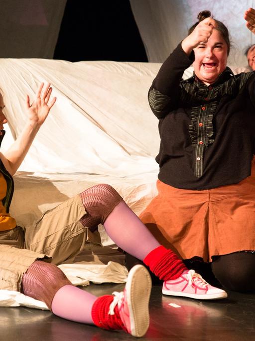 Szene aus dem Theaterstück "Wach" in Laut- und Gebärdensprache von Wera Mahne.
