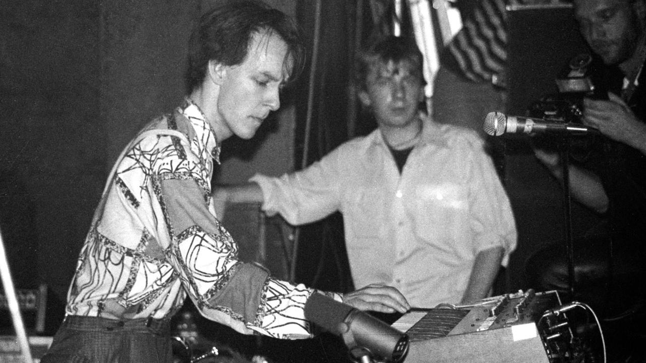 Auftrtitt von Palais Schaumburg in der Markthalle in Hamburg im Jahr 1982. Thomas Fehlmann spielt Keyboard. Auftrtitt von Palais Schaumburg in der Markthalle in Hamburg im Jahr 1982. Thomas Fehlmann spielt Keyboard.