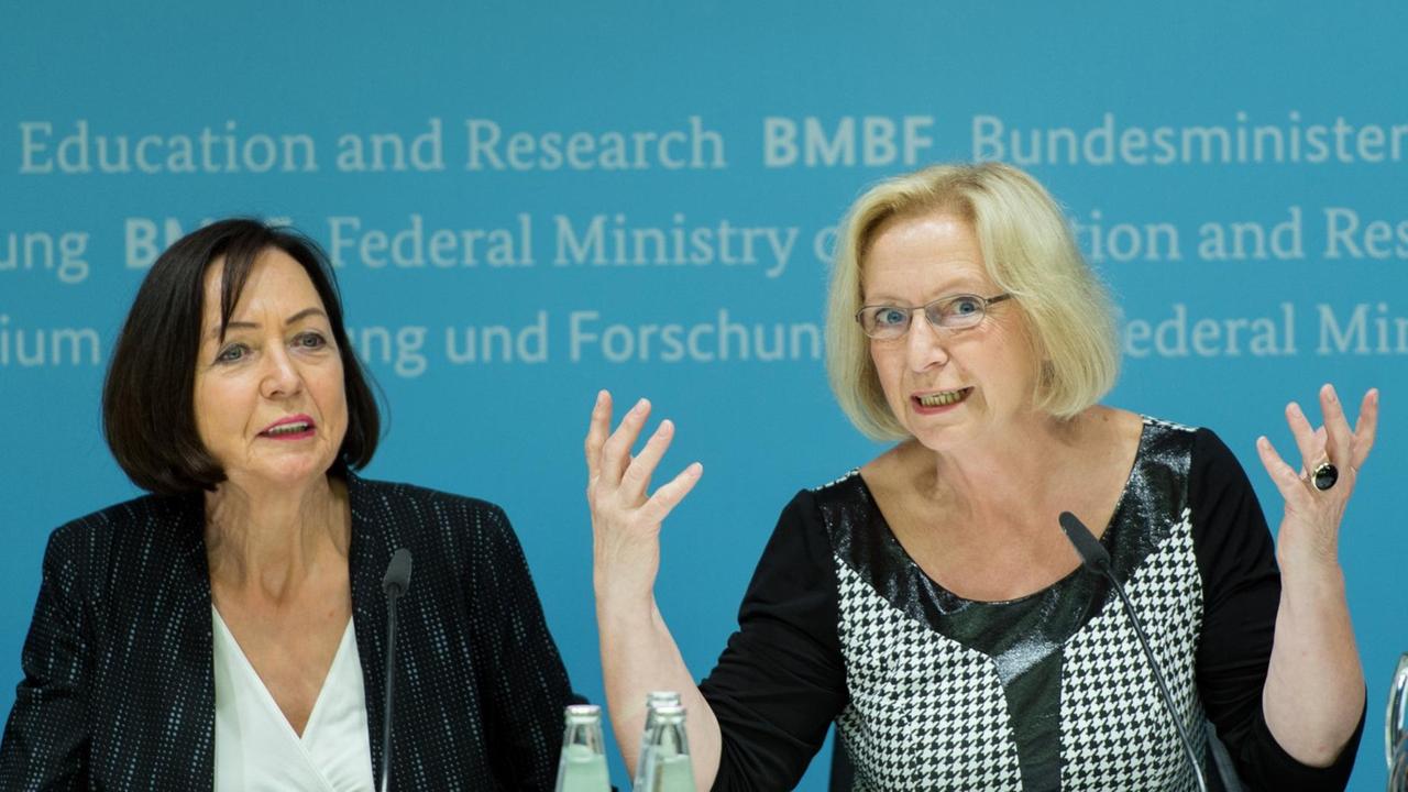 Die Bundesministerin für Bildung und Forschung, Johanna Wanka (r, CDU) und die Präsidentin des Deutschen Akademischen Austauschdienstes (DAAD), Margret Wintermantel stellen die Studie "Wissenschaft weltoffen 2015" vor. Die Bundesministerin für Bildung und Forschung, Johanna Wanka (r, CDU) und die Präsidentin des Deutschen Akademischen Austauschdienstes (DAAD), Margret Wintermantel stellen die Studie "Wissenschaft weltoffen 2015" vor.