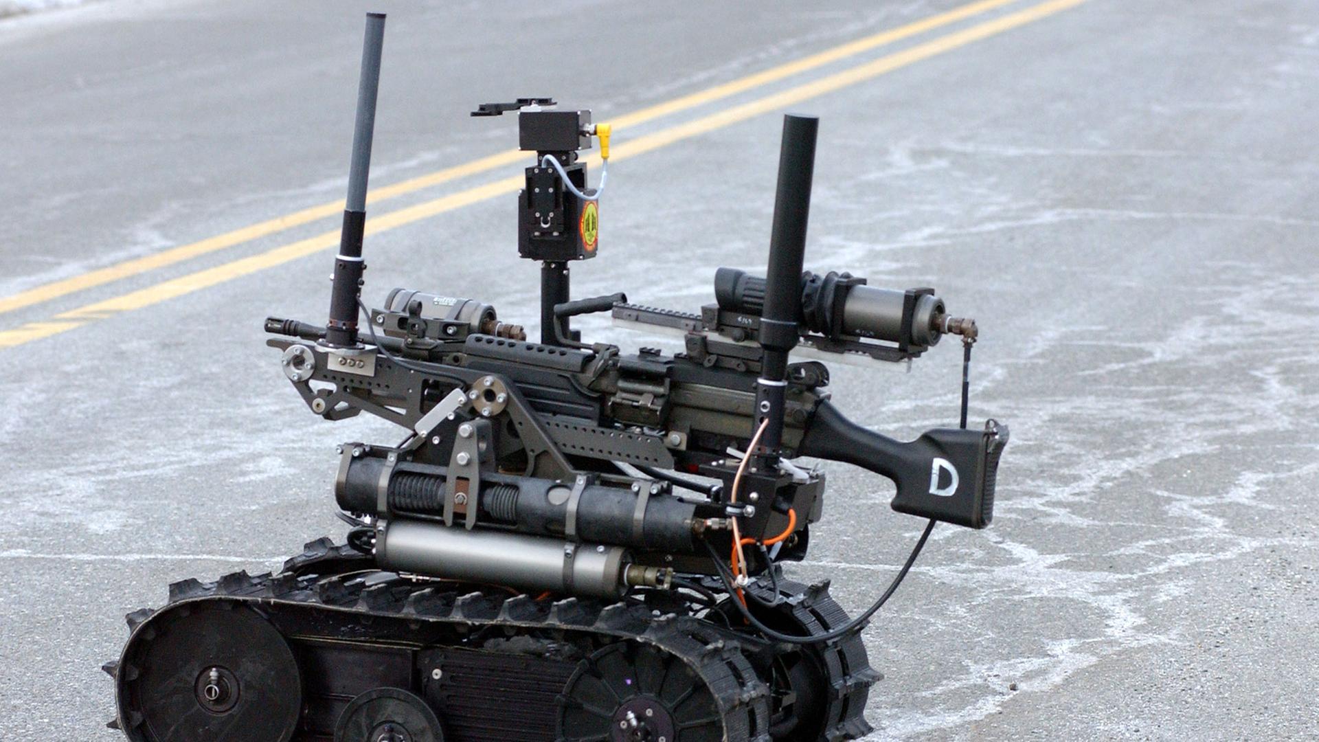 Der Kampfroboter "Talon Sword" der US-amerikanischen Armee wird auf einer Pressekonferenz vorgestellt. Der Kampfroboter "Talon Sword" der US-amerikanischen Armee wird auf einer Pressekonferenz vorgestellt.