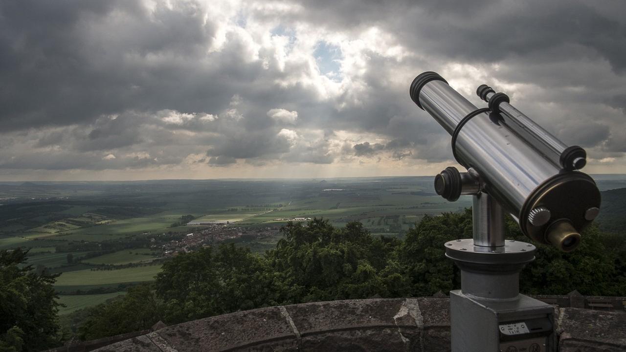 Blick über das Kyffhäuser-Land - vom Denkmal hinunter ins Tal Blick über das Kyffhäuser-Land - vom Denkmal hinunter ins Tal