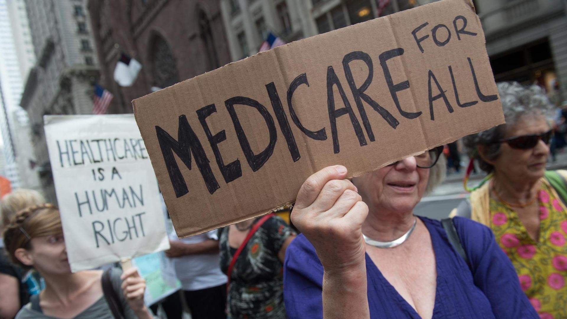 Menschen protestieren im Juli 2017 in New York für die Krankenversicherung. Menschen protestieren im Juli 2017 in New York für die Krankenversicherung.