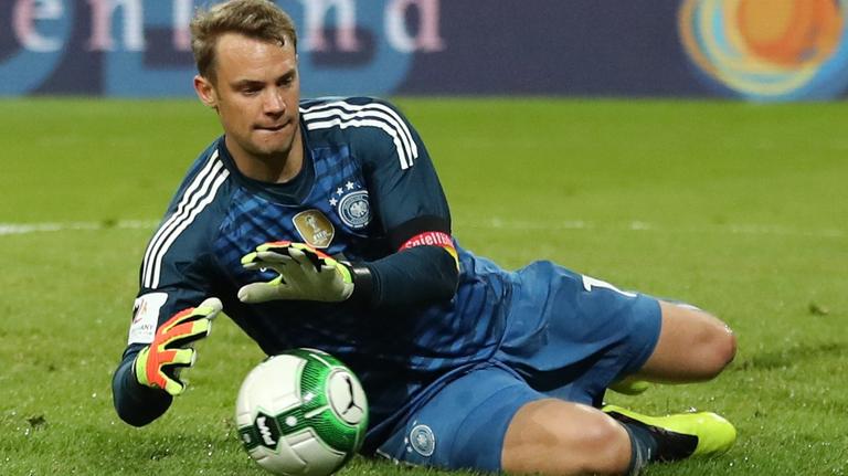 Fußball: Länderspiel Österreich - Deutschland im Wörthersee Stadion. Deutschlands Torwart Manuel Neuer fängt einen Ball. Fußball: Länderspiel Österreich - Deutschland im Wörthersee Stadion. Deutschlands Torwart Manuel Neuer fängt einen Ball.