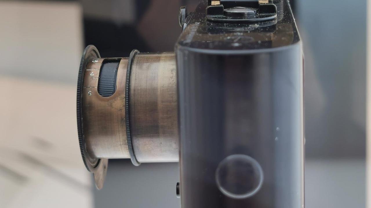 Eine Kopie der weltweit ersten Kleinbildkamera mit 35-mm-Filmformat, der Leica.