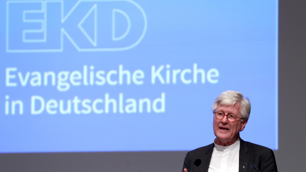 Bischof Heinrich Bedford-Strohm, Ratsvorsitzender der Evangelischen Kirche in Deutschland (EKD), spricht während der Jahrestagung der EKD-Synode. Bischof Heinrich Bedford-Strohm, Ratsvorsitzender der Evangelischen Kirche in Deutschland (EKD), spricht während der Jahrestagung der EKD-Synode.