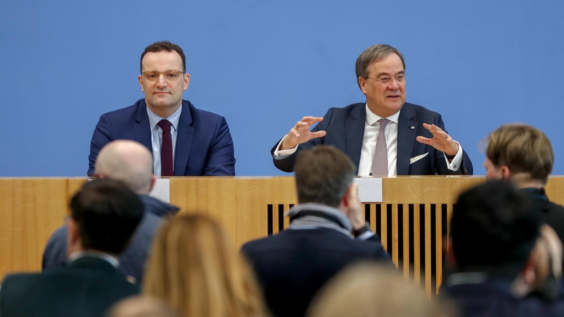 Jens Spahn und Armin Laschet bei einer gemeinsamen Pressekonferenz, auf der Laschet seine Kandidatur für den CDU-Vorsitz bekannt gibt. Jens Spahn und Armin Laschet bei einer gemeinsamen Pressekonferenz, auf der Laschet seine Kandidatur für den CDU-Vorsitz bekannt gibt.
