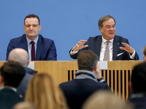 Jens Spahn und Armin Laschet bei einer gemeinsamen Pressekonferenz, auf der Laschet seine Kandidatur für den CDU-Vorsitz bekannt gibt.