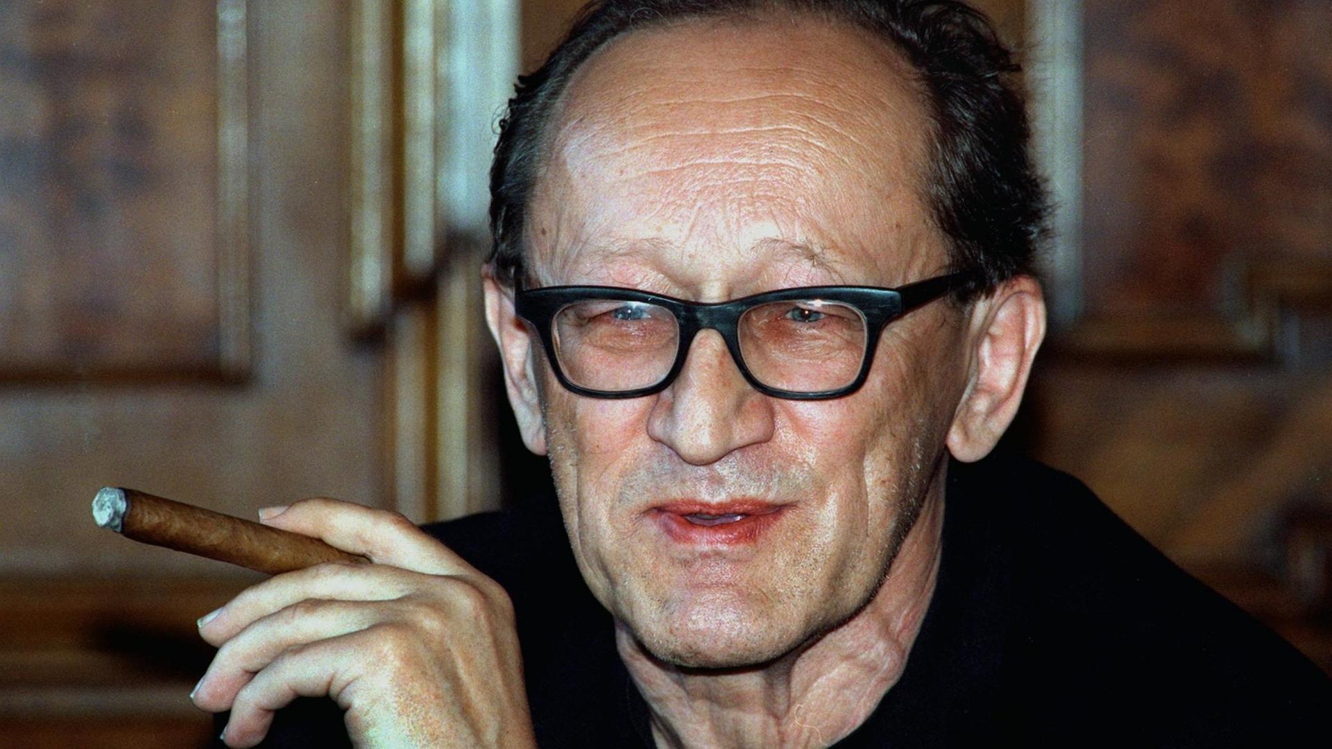Der deutsche Dramatiker Heiner Müller mit Zigarre in der Hand. Der deutsche Dramatiker Heiner Müller mit Zigarre in der Hand.