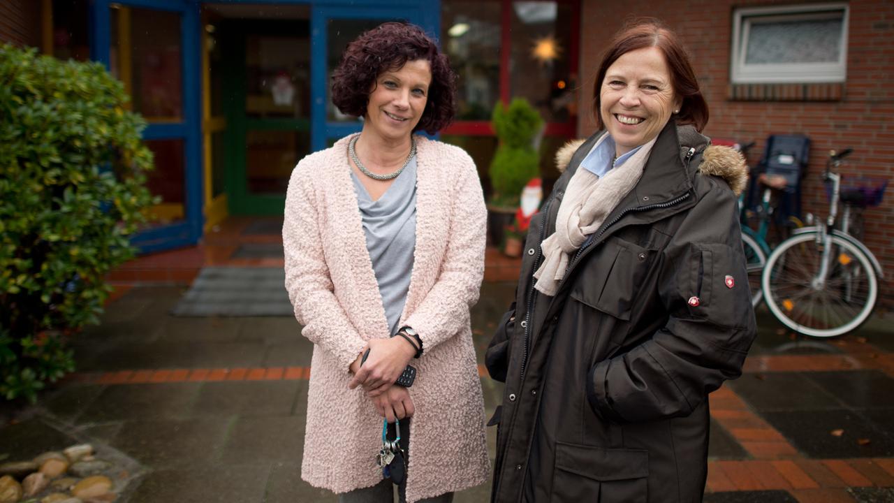 Marianne Heumüller (l), Leiterin des Mutter-Kind-Hauses, und Petra Huckemeyer, stellvertretende Anstaltsleiterin vor dem Mutter-Kind-Haus der Justizvollzugsanstalt (JVA) für Frauen in Vechta. Marianne Heumüller (l), Leiterin des Mutter-Kind-Hauses, und Petra Huckemeyer, stellvertretende Anstaltsleiterin vor dem Mutter-Kind-Haus der Justizvollzugsanstalt (JVA) für Frauen in Vechta.