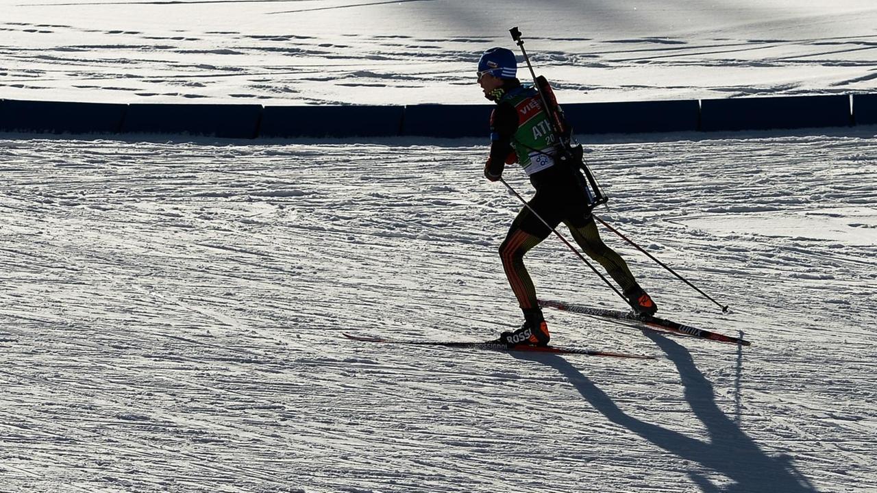 Silhouette eines Biathlon-Sportlers. Silhouette eines Biathlon-Sportlers.