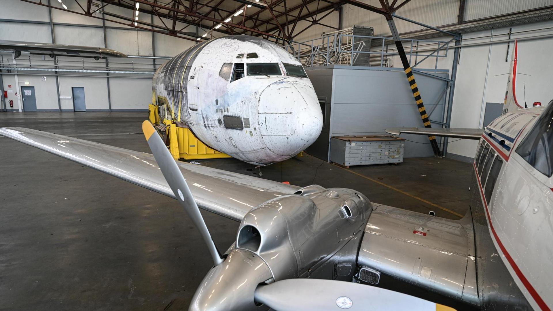 Die Lufthansa-Maschine "Landshut" steht im Bodensee-Airport in einem Hangar des Dornier Museums. Im Vordergrund steht eine historische Propellermaschine. Die Lufthansa-Maschine "Landshut" steht im Bodensee-Airport in einem Hangar des Dornier Museums. Im Vordergrund steht eine historische Propellermaschine.