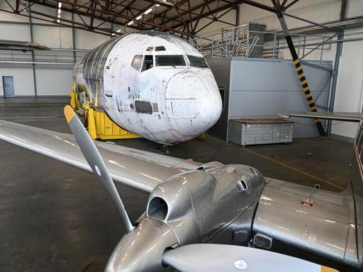 Die Lufthansa-Maschine "Landshut" steht im Bodensee-Airport in einem Hangar des Dornier Museums. Im Vordergrund steht eine historische Propellermaschine.