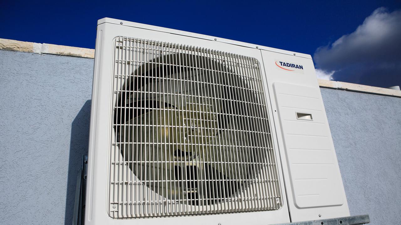 Ventilatorengehäuse für Klimaanlage in einem Industriegebiet in Jerusalem Ventilatorengehäuse für Klimaanlage in einem Industriegebiet in Jerusalem