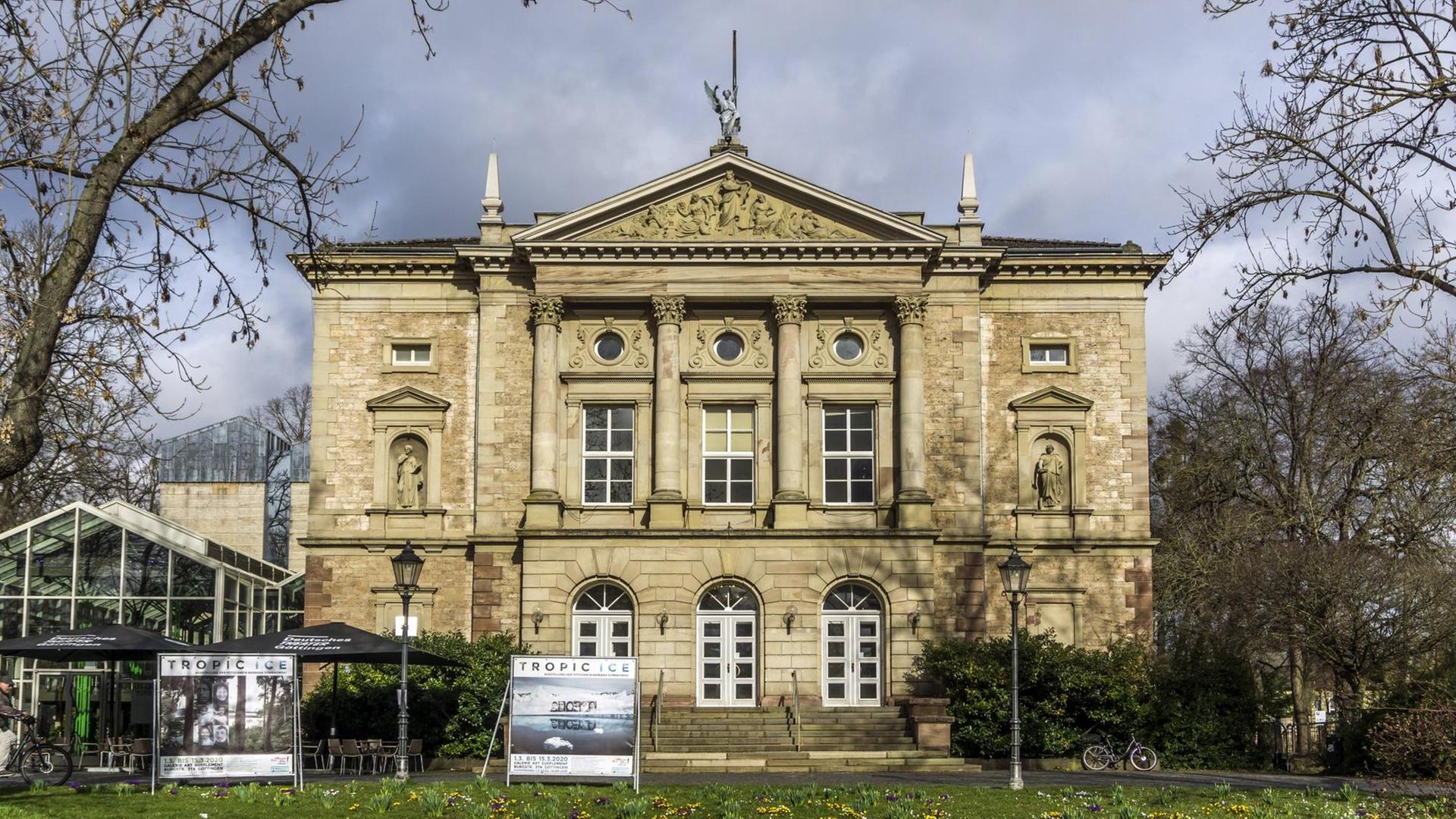 Das Foto zeigt die Fassade vom Deutschen Theater Göttingen im März 2020. Das Foto zeigt die Fassade vom Deutschen Theater Göttingen im März 2020.
