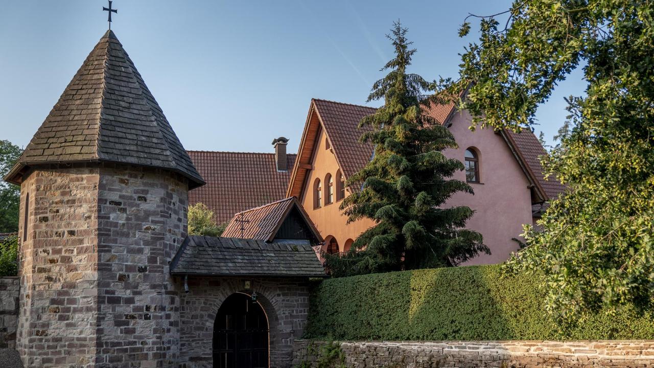 Das Deutsche Orthodoxe Dreifaltigkeitskloster Buchhagen liegt im Weserbergland und wurde 1990 von Altvater Johannes gegründet Das Deutsche Orthodoxe Dreifaltigkeitskloster Buchhagen liegt im Weserbergland und wurde 1990 von Altvater Johannes gegründet