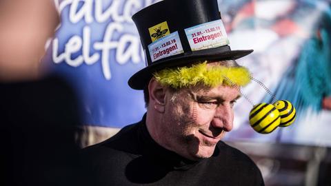 Ein Mann als Biene verkleidet demonstriert in München.