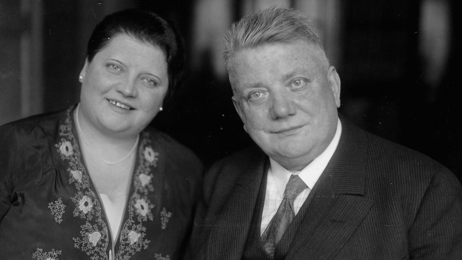 Der deutsche Sänger und Komödiant Otto Reutter mit seiner Frau. Der deutsche Sänger und Komödiant Otto Reutter mit seiner Frau.