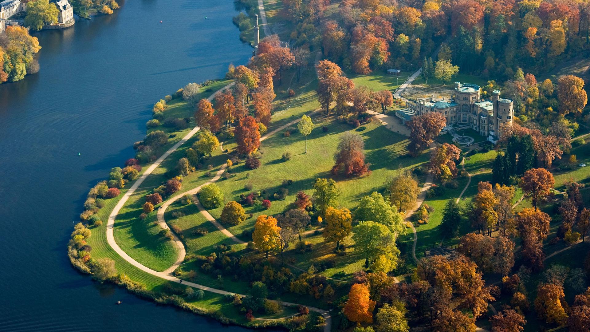 Blick aus einem Flugzeug auf das Schloss Babelsberg im gleichnamigen Potsdamer Stadtteil. Schloss Babelsberg wurde 1833 als Sommersitz für den späteren Kaiser Wilhelm I. in der Hügellandschaft an der Havel in neogotischen Stil nach Plänen von Karl Friedrich Schinkel errichtet. Das Schloss ist unter der Verwaltung der Stiftung Preußische Schlösser und Gärten Berlin-Brandenburg und steht als Weltkulturerbe innerhalb des Gesamtensembles Potsdam unter dem Schutz der UNESCO. Blick aus einem Flugzeug auf das Schloss Babelsberg im gleichnamigen Potsdamer Stadtteil. Schloss Babelsberg wurde 1833 als Sommersitz für den späteren Kaiser Wilhelm I. in der Hügellandschaft an der Havel in neogotischen Stil nach Plänen von Karl Friedrich Schinkel errichtet. Das Schloss ist unter der Verwaltung der Stiftung Preußische Schlösser und Gärten Berlin-Brandenburg und steht als Weltkulturerbe innerhalb des Gesamtensembles Potsdam unter dem Schutz der UNESCO.
