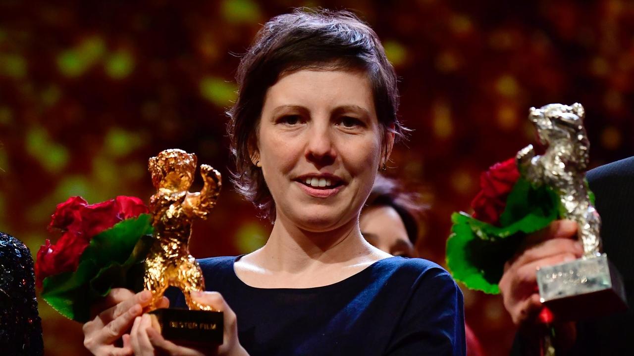 Die rumänische Regisseurin Adina Pintilie mit dem Goldenen Bären. Die rumänische Regisseurin Adina Pintilie mit dem Goldenen Bären.