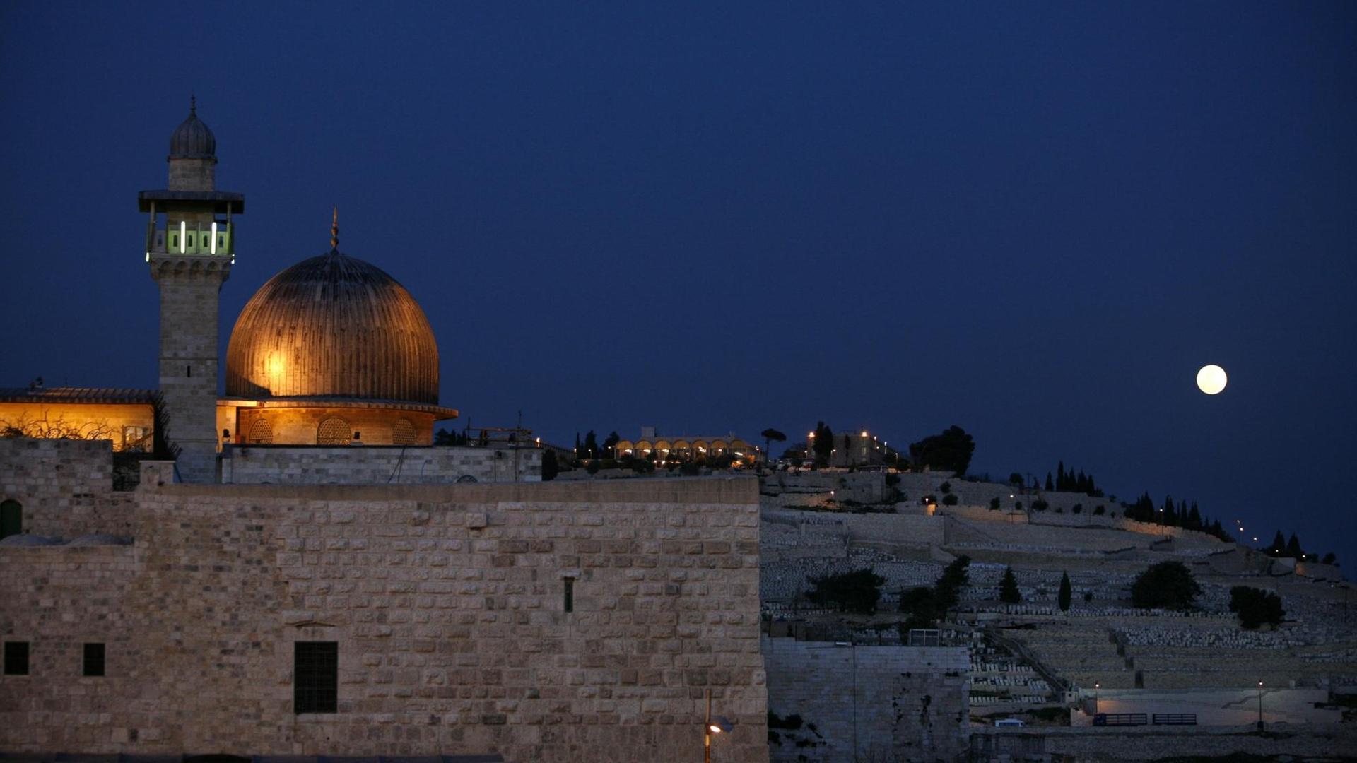 Blick auf die Al-Aksa-Moschee auf dem Tempelberg in Jerusalem bei Vollmond Blick auf die Al-Aksa-Moschee auf dem Tempelberg in Jerusalem bei Vollmond