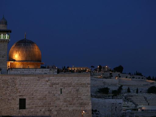 Blick auf die Al-Aksa-Moschee auf dem Tempelberg in Jerusalem bei Vollmond