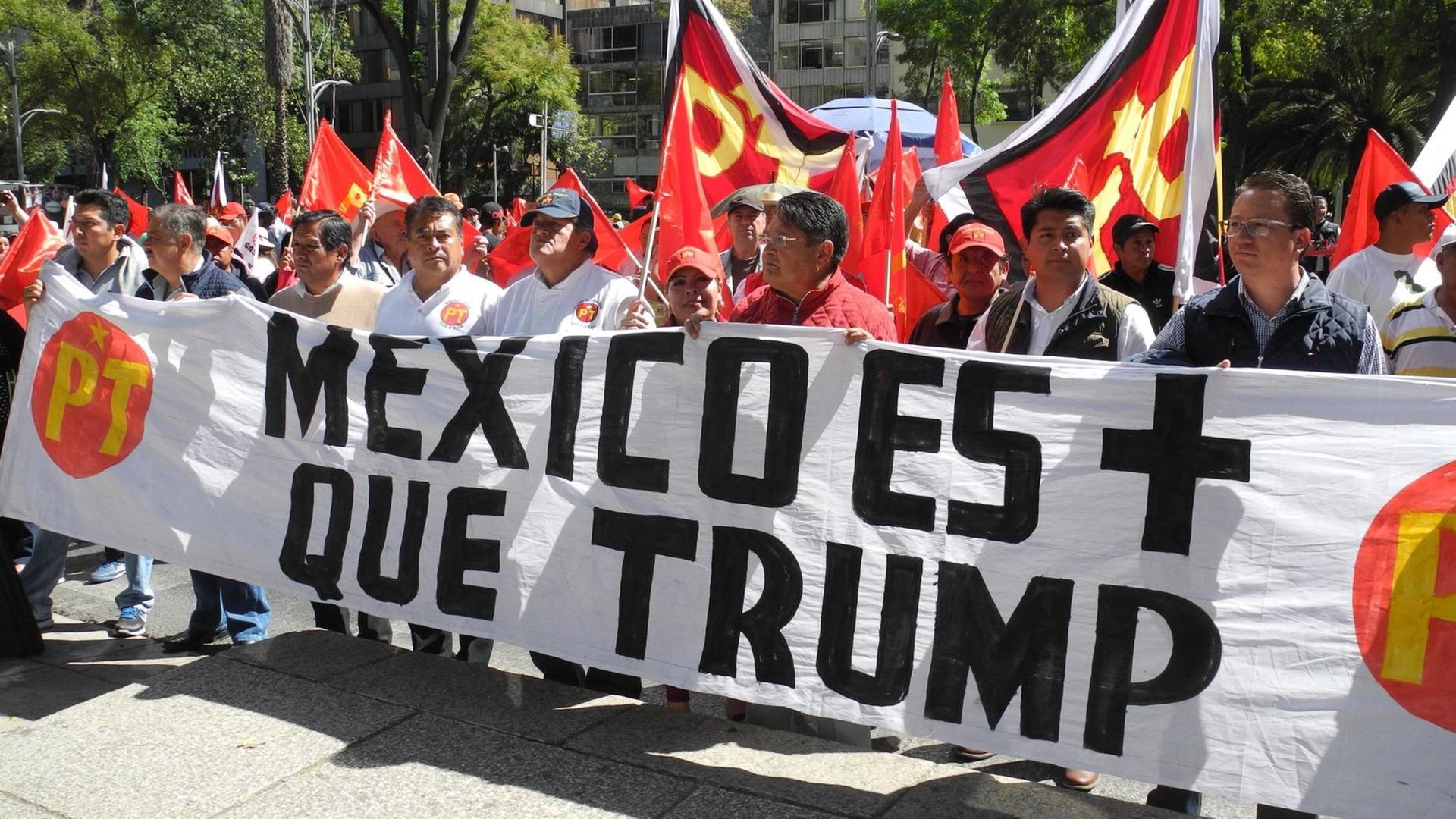 Demonstranten protestieren am 20.01.2017 vor der US-Botschaft in Mexiko-Stadt gegen den neuen US-Präsidenten Donald Trump. Auf dem Transparent ist zu lesen: Mexiko ist mehr als Trump. Demonstranten protestieren am 20.01.2017 vor der US-Botschaft in Mexiko-Stadt gegen den neuen US-Präsidenten Donald Trump. Auf dem Transparent ist zu lesen: Mexiko ist mehr als Trump.