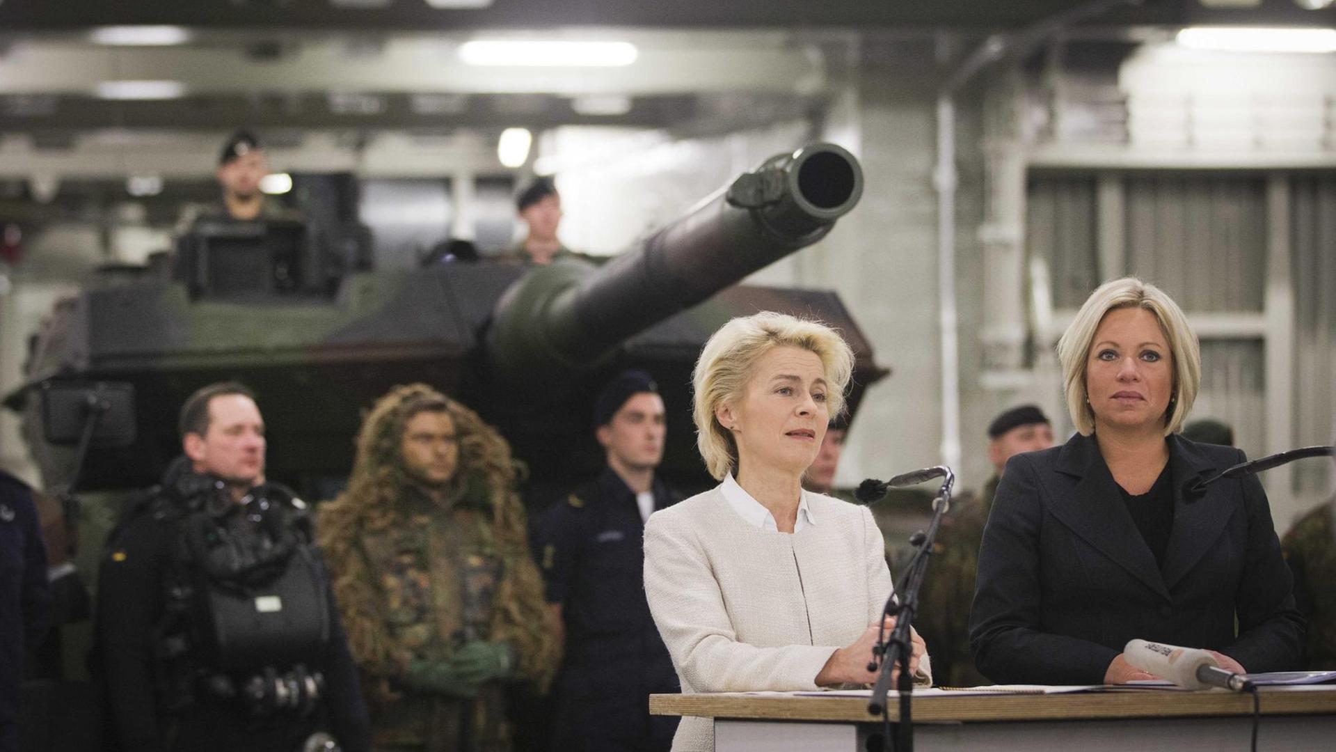 Verteidigungsministerin Ursula von der Leyen und ihre niederländische Kollegin unterzeichneten eine Vereinbarung zur engeren Kooperation der Streitkräfte. Verteidigungsministerin Ursula von der Leyen und ihre niederländische Kollegin unterzeichneten eine Vereinbarung zur engeren Kooperation der Streitkräfte.