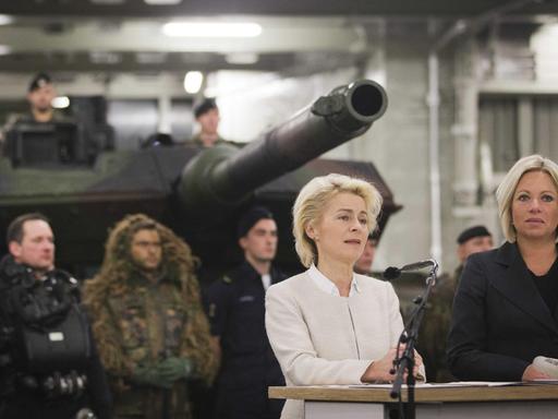 Verteidigungsministerin Ursula von der Leyen und ihre niederländische Kollegin unterzeichneten eine Vereinbarung zur engeren Kooperation der Streitkräfte.