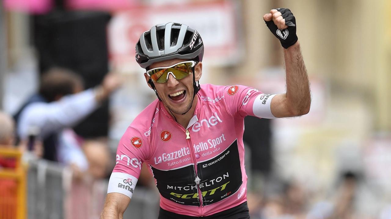 Simon Yates in Siegerpose auf seinem Fahrrad. Simon Yates in Siegerpose auf seinem Fahrrad.