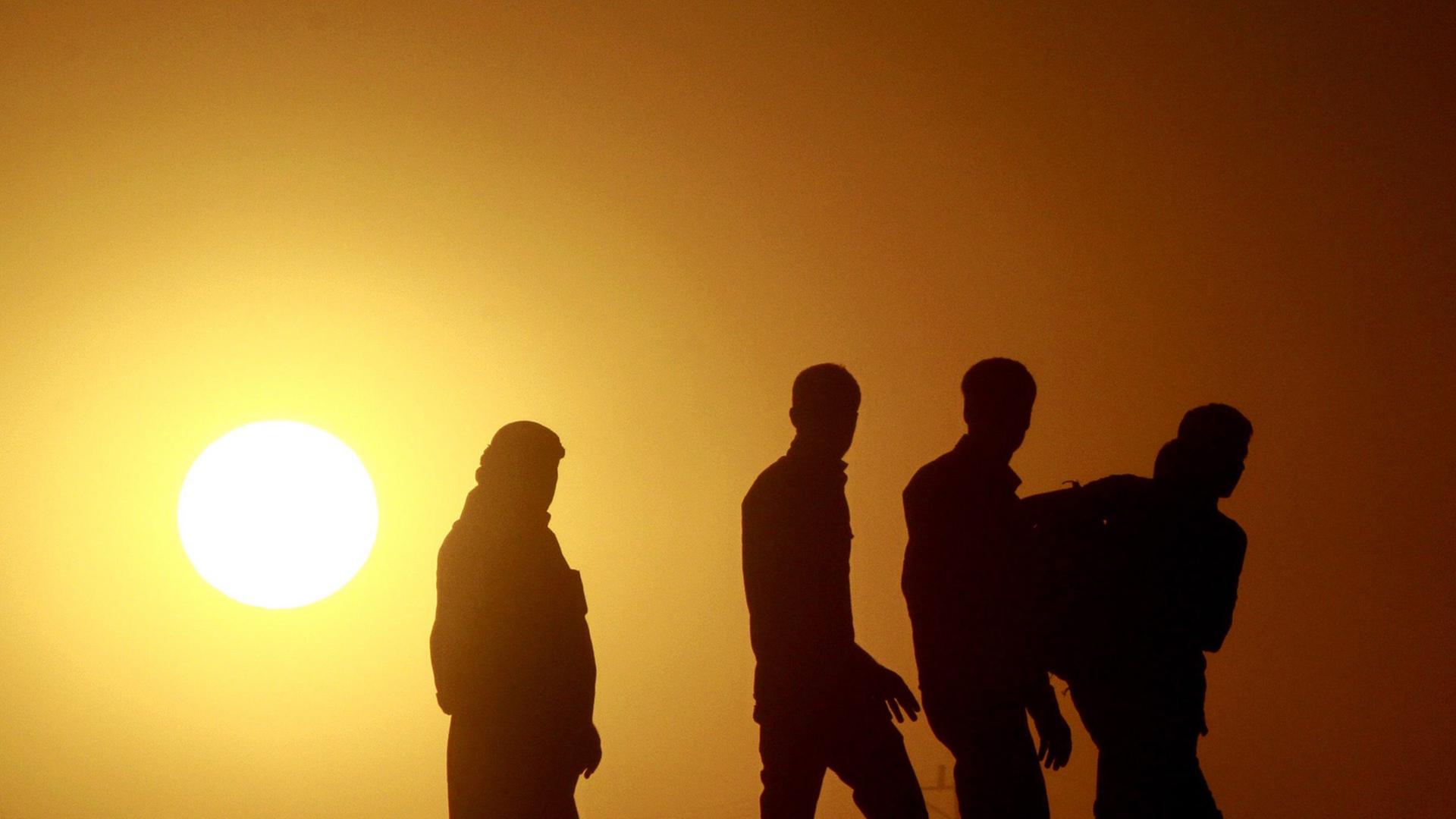 Syrische Flüchtlinge überqueren am 21. September 2014 bei Sanliurfa die Grenze zur Türkei. Syrische Flüchtlinge überqueren am 21. September 2014 bei Sanliurfa die Grenze zur Türkei.