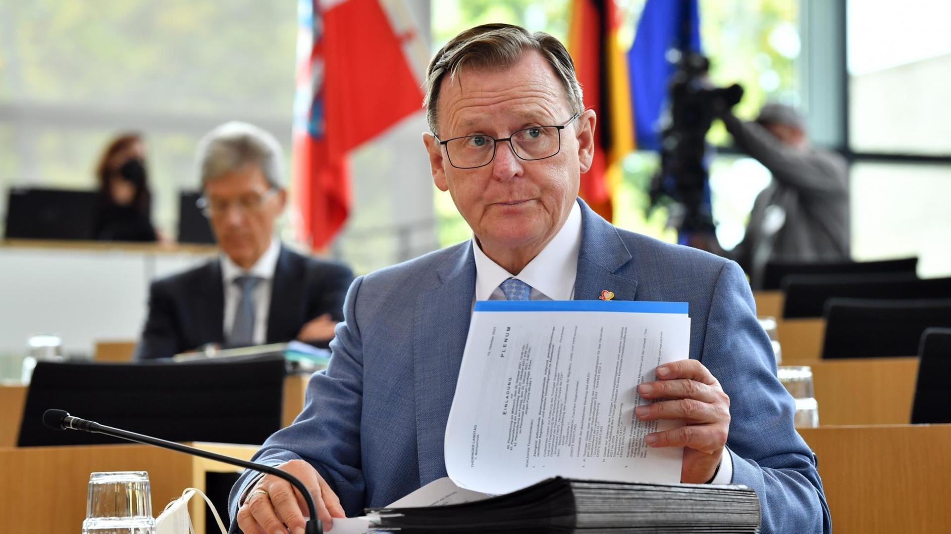 Bodo Ramelow (Die Linke), Ministerpräsident von Thüringen, sitzt im Plenarsaal des Thüringer Landtags. Bodo Ramelow (Die Linke), Ministerpräsident von Thüringen, sitzt im Plenarsaal des Thüringer Landtags.