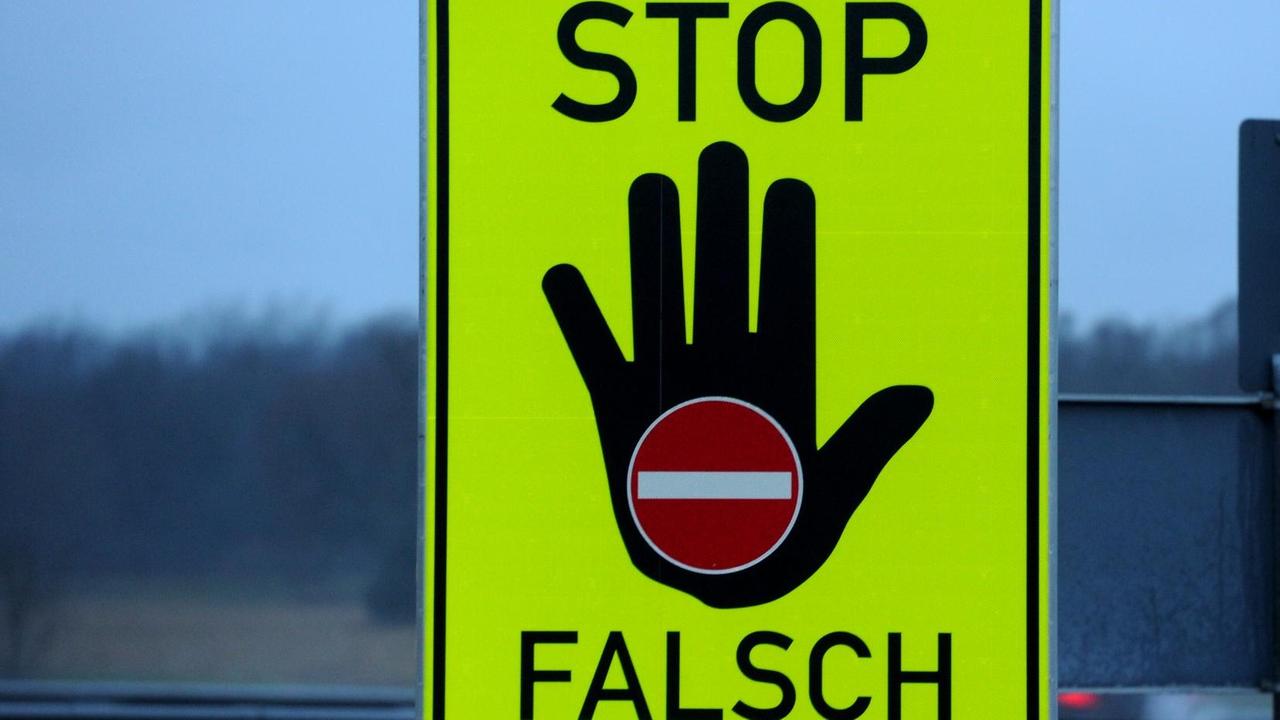 Ein Verkehrsschild mit der Aufschrift "Stop Falsch" Ein Verkehrsschild mit der Aufschrift "Stop Falsch"