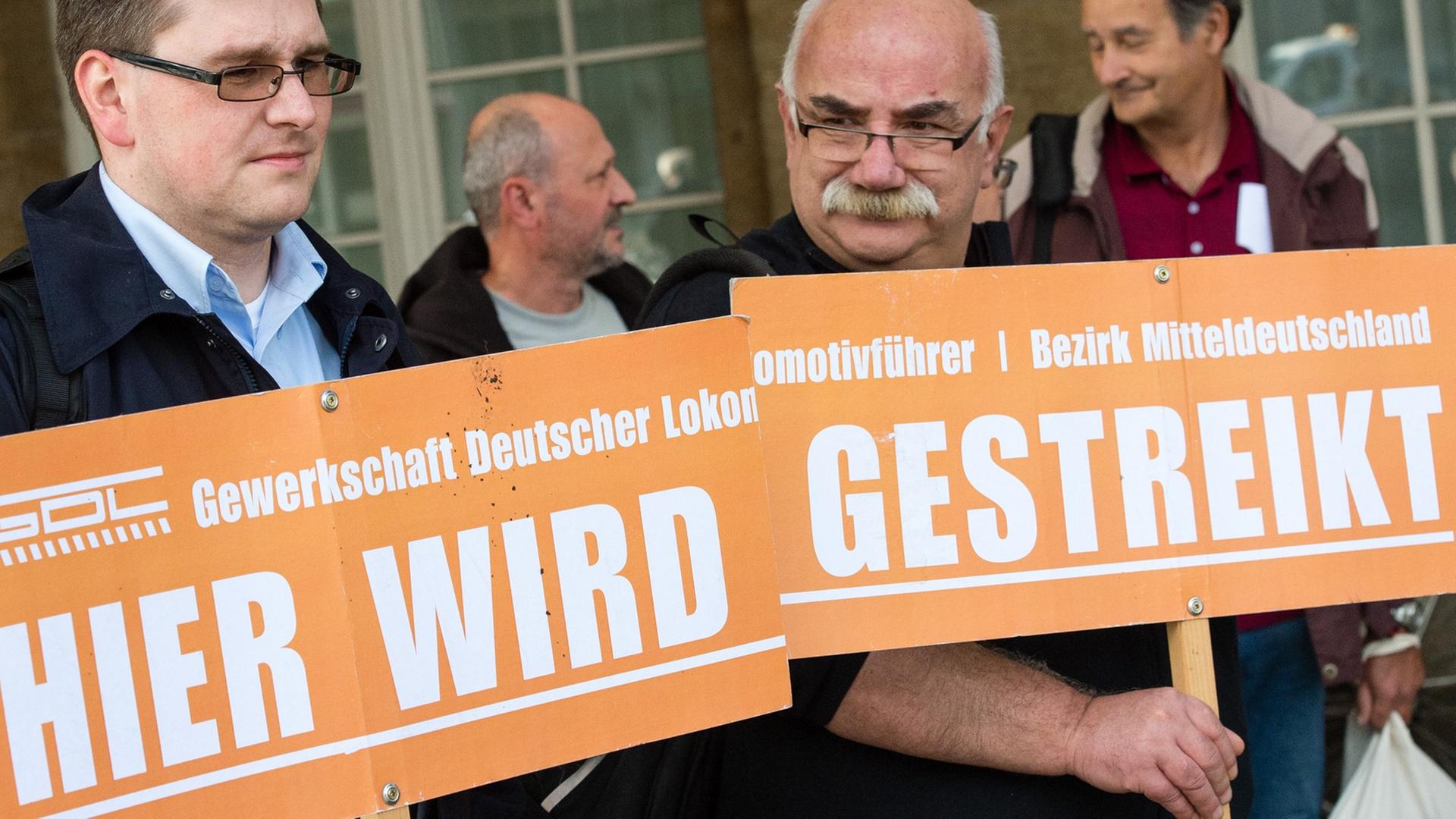 Streikende Lokführer - viele Gewerkschaften sehen die Pläne zur Tarifeinheit kritisch Streikende Lokführer - viele Gewerkschaften sehen die Pläne zur Tarifeinheit kritisch