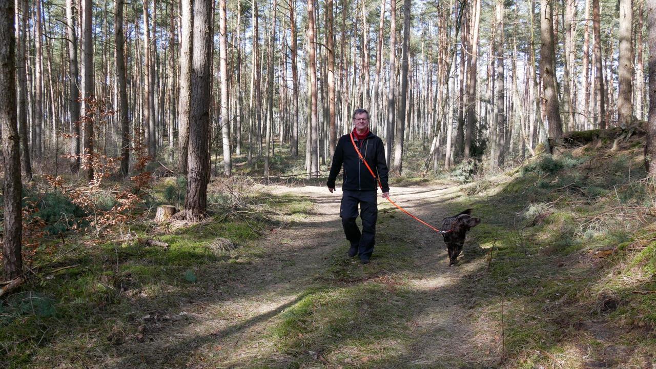 Rolf Adler, Pastor, Jäger und kirchlicher Umweltbeauftragter - mit seinem Hund Gaius