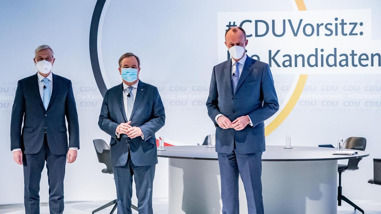 Die drei Kandidaten für den CDU-Parteivorsitz Friedrich Merz, Armin Laschet (M) und Norbert Röttgen (l) stehen vor Beginn einer Diskussionsrunde im Konrad-Adenauer-Haus. Vor der Wahl des CDU Bundesvorsitzenden stellen sich die Kandidaten in der per Livestream übertragenen Diskussion erneut den Mitgliedern. Die drei Kandidaten für den CDU-Parteivorsitz Friedrich Merz, Armin Laschet (M) und Norbert Röttgen (l) stehen vor Beginn einer Diskussionsrunde im Konrad-Adenauer-Haus. Vor der Wahl des CDU Bundesvorsitzenden stellen sich die Kandidaten in der per Livestream übertragenen Diskussion erneut den Mitgliedern.