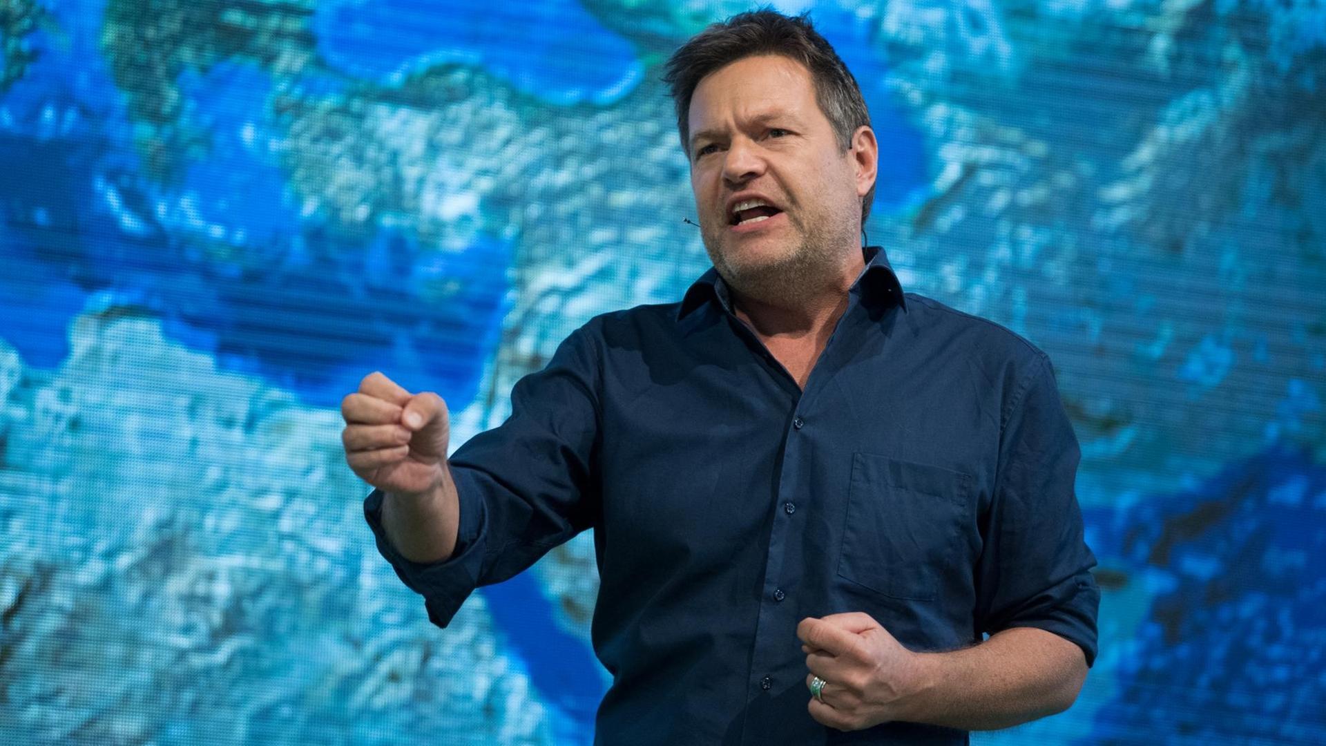 Robert Habeck, Bundesvorsitzender von Bündnis 90/Die Grünen, spricht auf der Bundesdelegiertenkonferenz in Leipzig. Robert Habeck, Bundesvorsitzender von Bündnis 90/Die Grünen, spricht auf der Bundesdelegiertenkonferenz in Leipzig.