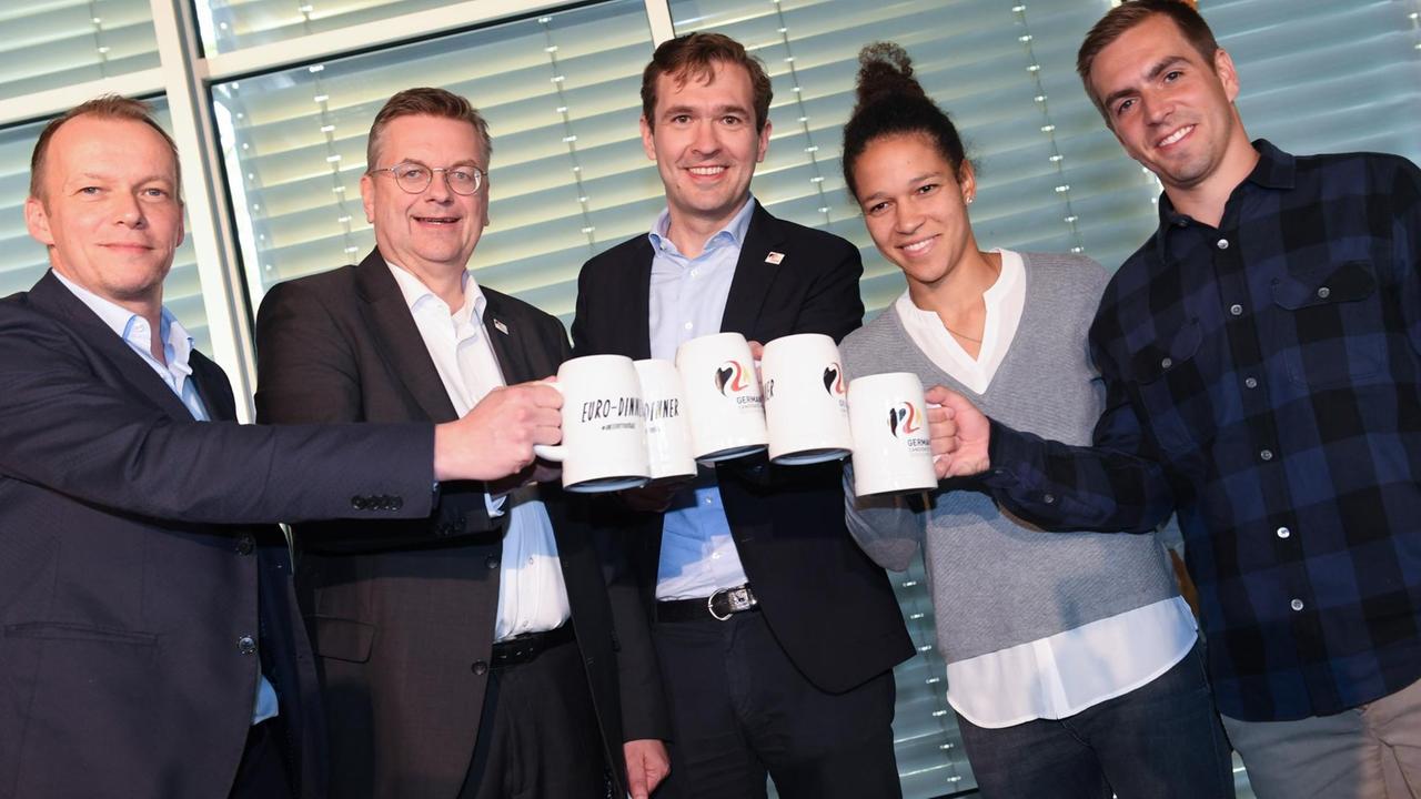 Markus Stenger (l-r), DFB-Bewerbungschef, Reinhard Grindel, Präsident des Deutschen Fußball-Bundes (DFB), Friedrich Curtius, DFB-Generalsekretär, Celia Sasic, DFB-Integrationsbeauftragte, und Philipp Lahm, Botschafter des DFB für die EM-Bewerbung, stoßen in der Zentrale des DFB auf den Zuschlag für die EURO 2024 an. Markus Stenger (l-r), DFB-Bewerbungschef, Reinhard Grindel, Präsident des Deutschen Fußball-Bundes (DFB), Friedrich Curtius, DFB-Generalsekretär, Celia Sasic, DFB-Integrationsbeauftragte, und Philipp Lahm, Botschafter des DFB für die EM-Bewerbung, stoßen in der Zentrale des DFB auf den Zuschlag für die EURO 2024 an.
