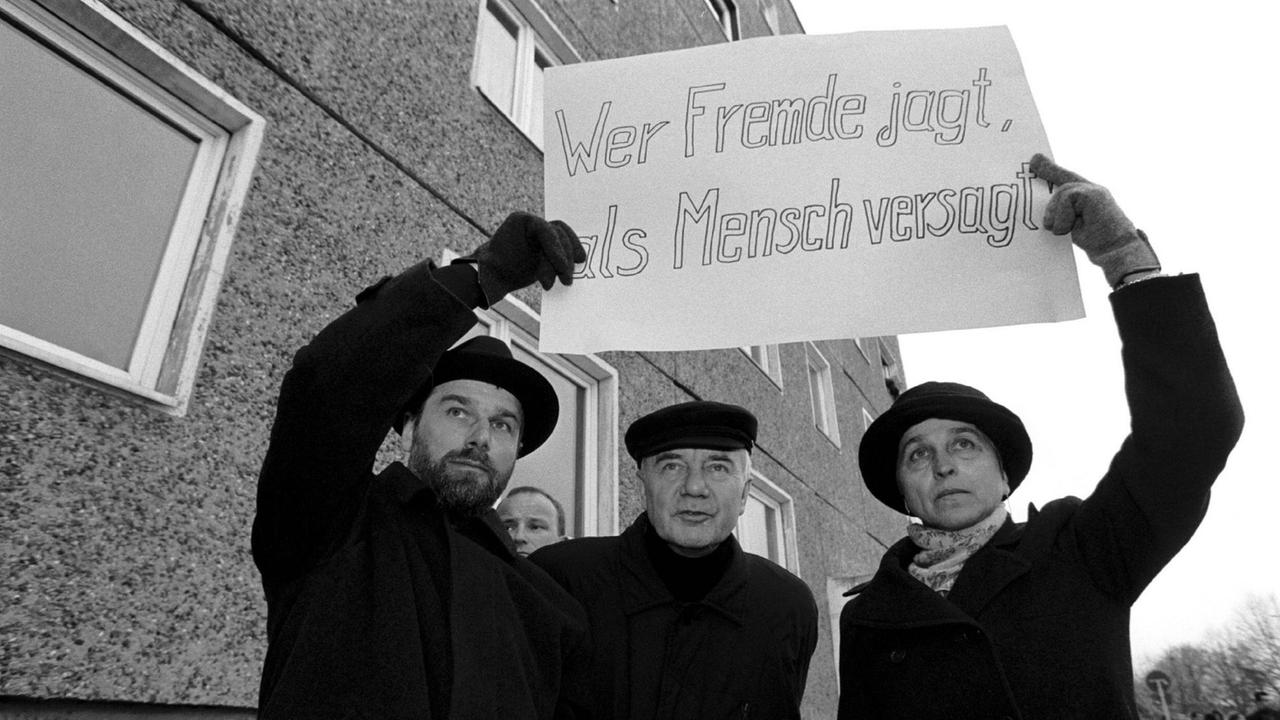 Ministerpraesident Brandenburg Manfred Stolpe nimmt an der Mahnwache teil. Ministerpraesident Brandenburg Manfred Stolpe nimmt an der Mahnwache teil.