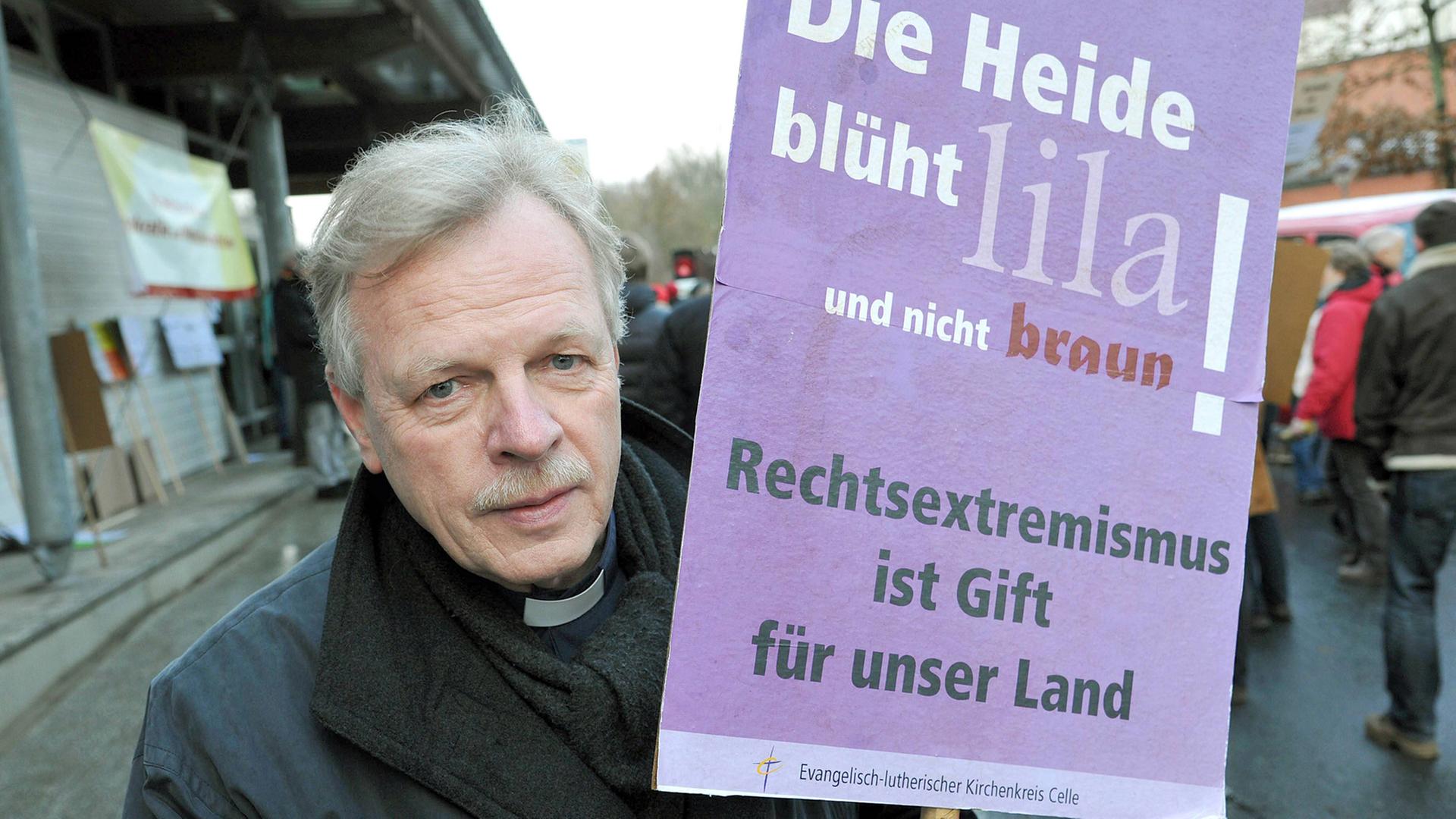 Ein breites Bürgerbündnis demonstriert 2011 in Eschede bei Celle gegen ein Treffen von Neonazis, darunter Pastor Wilfried Manneke aus Unterlüß, mit dem Plakat "Die Heide blüht lila und nicht braun - Rechtsextremismus ist Gift für unser Land". Ein breites Bürgerbündnis demonstriert 2011 in Eschede bei Celle gegen ein Treffen von Neonazis, darunter Pastor Wilfried Manneke aus Unterlüß, mit dem Plakat "Die Heide blüht lila und nicht braun - Rechtsextremismus ist Gift für unser Land".