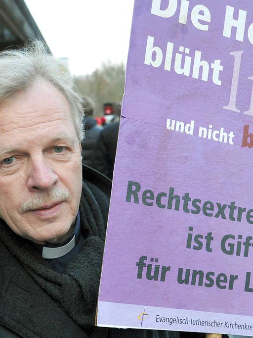 Ein breites Bürgerbündnis demonstriert 2011 in Eschede bei Celle gegen ein Treffen von Neonazis, darunter Pastor Wilfried Manneke aus Unterlüß, mit dem Plakat "Die Heide blüht lila und nicht braun - Rechtsextremismus ist Gift für unser Land".