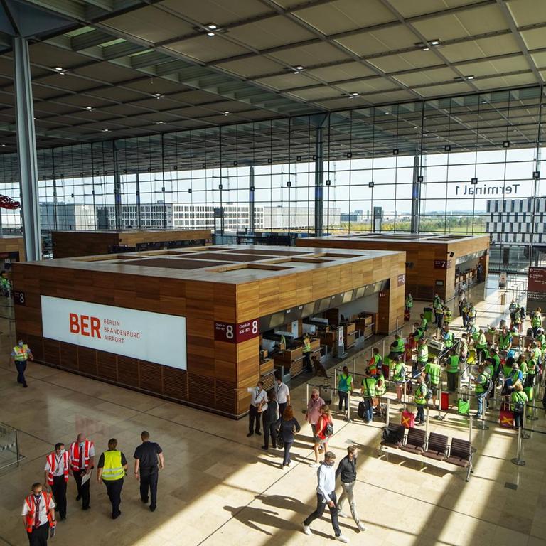 Der Flughafen BER im Testbetrieb mit Komparsen am 15.09.2020