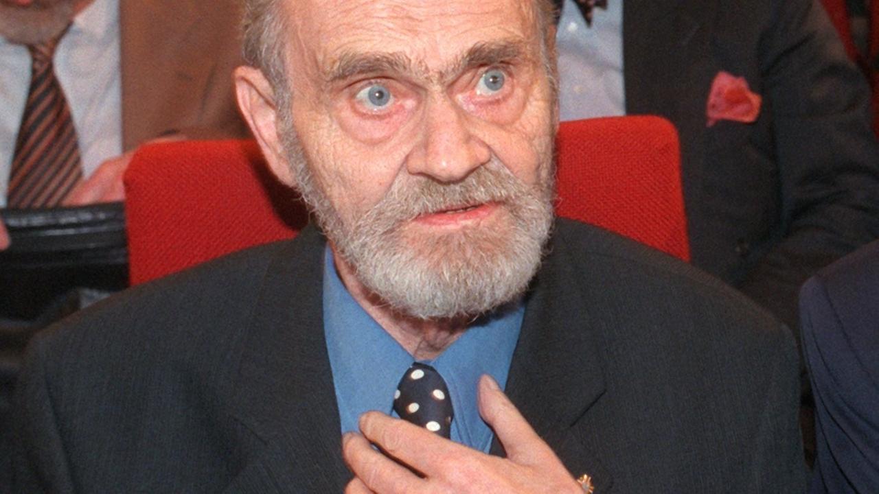 Der österreichische Lyriker H. C. Artmann im Anzug umd mit Vollbart während der Verleihung des Georg-Büchner-Preises 1997. Der österreichische Lyriker H. C. Artmann im Anzug umd mit Vollbart während der Verleihung des Georg-Büchner-Preises 1997.