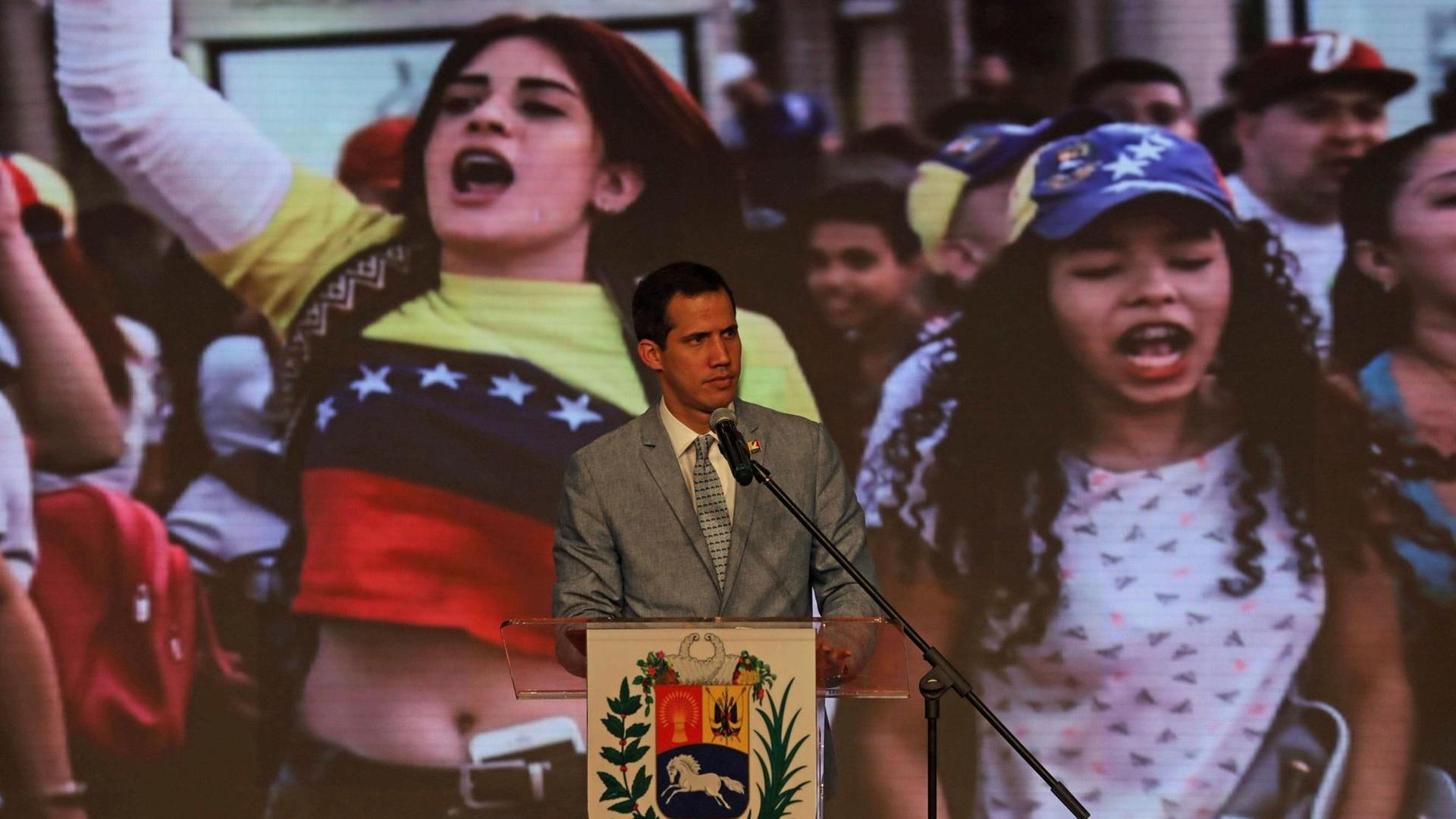 Studierende in Caracas jubeln Juan Guaidó zu. Der gewählte Parlamentspräsident ernannte sich zum Interimspräsidenten Venezuelas. Studierende in Caracas jubeln Juan Guaidó zu. Der gewählte Parlamentspräsident ernannte sich zum Interimspräsidenten Venezuelas.