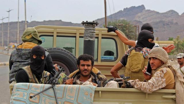 Kämpfer der südjeminitischen Separatisten sitzen in der Hafenstadt Aden in einem Pick-up
