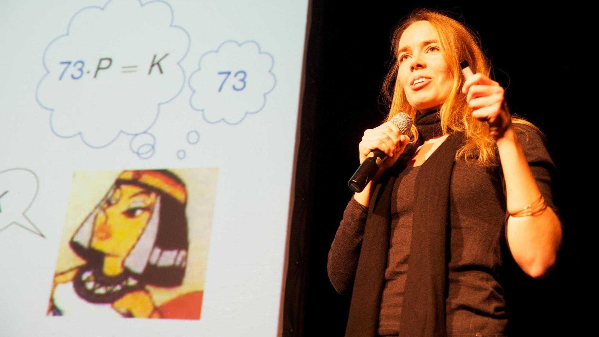Dr. Anna von Pippich (Mathematik) beim Science Slam SO36 in Berlin bei ihrem Vortrag "Die Brezel als Garant für zukünftige Datensicherheit" Dr. Anna von Pippich (Mathematik) beim Science Slam SO36 in Berlin bei ihrem Vortrag "Die Brezel als Garant für zukünftige Datensicherheit"
