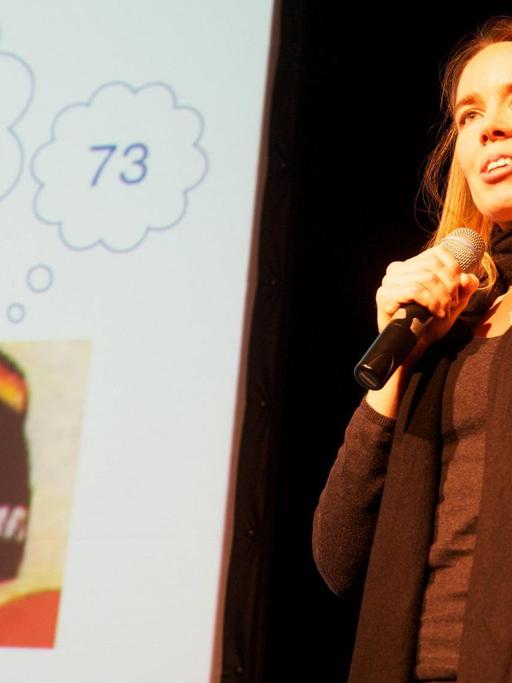 Dr. Anna von Pippich (Mathematik) beim Science Slam SO36 in Berlin bei ihrem Vortrag "Die Brezel als Garant für zukünftige Datensicherheit"
